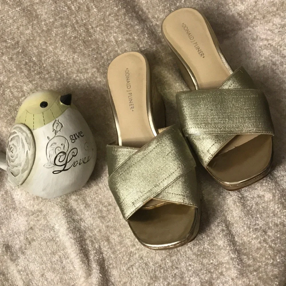 Donald J Pliner Gold Wedge Sandal - Picture 1 of 3